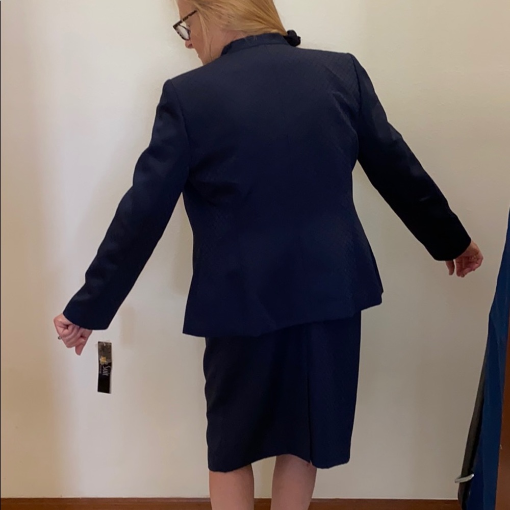 LeSuit Tailored Suit - Picture 3 of 7
